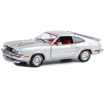 Modele auto și moto model 1/18 Ford Mustang II King Cobra in Silver Metallic with Red and Black Stripes - Greenlight
